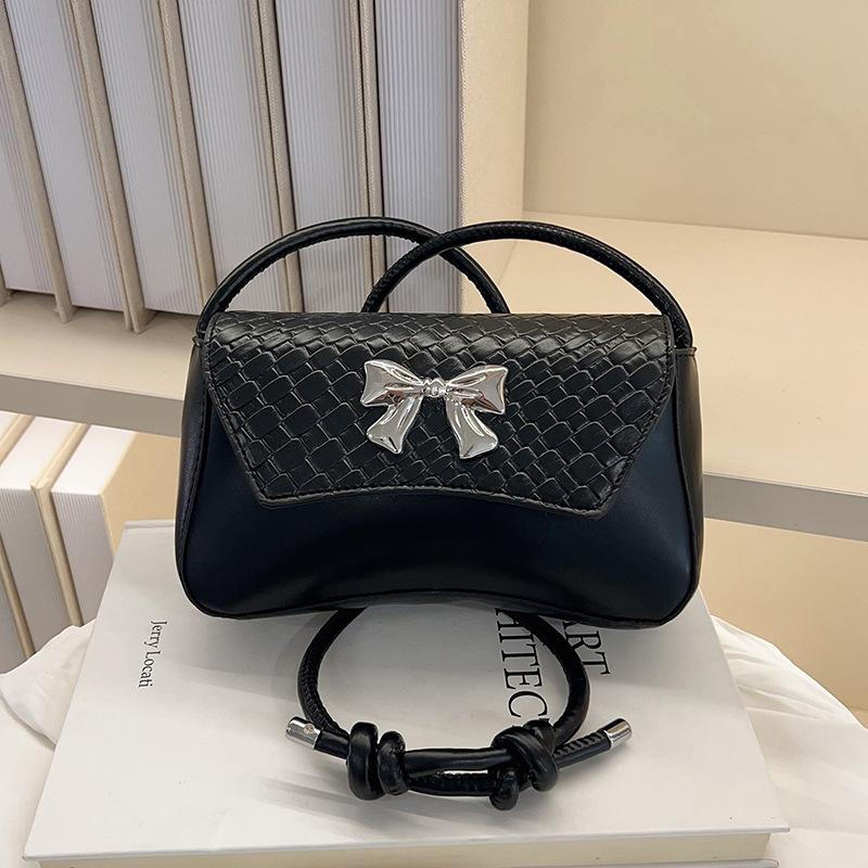 

Premium texture small bag 2025 new women s versatile messenger bag French niche single shoulder underarm bag French stick bag