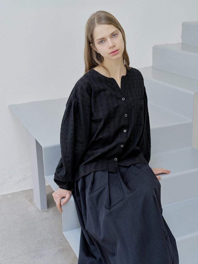 AVANT-G Flower Embroidery Blouse - Black