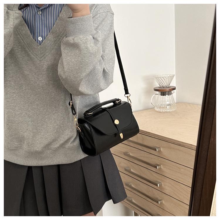2025 Retro Women's Handbag: Japanese-Korean Style Fashionable Versatile Shoulder & Crossbody Bag