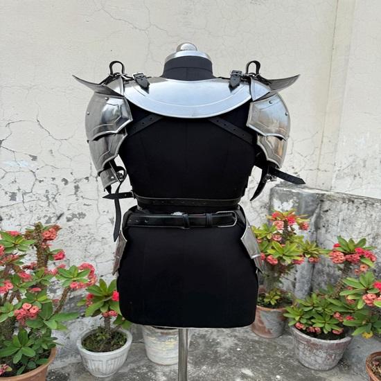 Oceľová zbroj elfkej kráľovnej  Fantasy stredoveký rytiersky oblek s čiernym plášťom Ženský bojovník Cosplay  LARP kostým