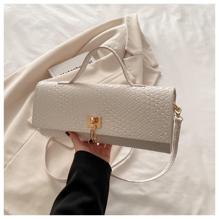 Solid color casual lock is fashionable and exquisitely woven, largecapacity foreign style horizontal crossbody baguette women's bag