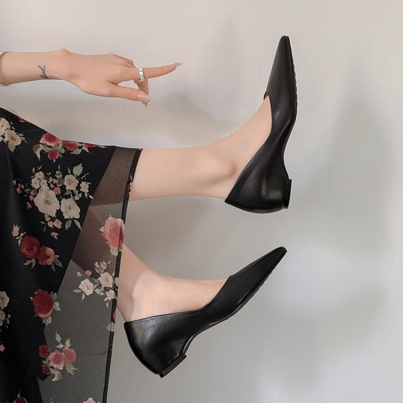 

Новая модная одинарная обувь из коровьей кожи с острым носком, демисезонные маленькие кожаные туфли на низком каблуке большого размера, кожаная женская обувь, удобная и нескользящая коровь 40 чёрный