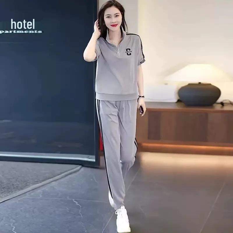 

Модный женский летний спортивный костюм 2025: Омолаживающие брюки на кулиске с манжетами на щиколотках и топ XL серый