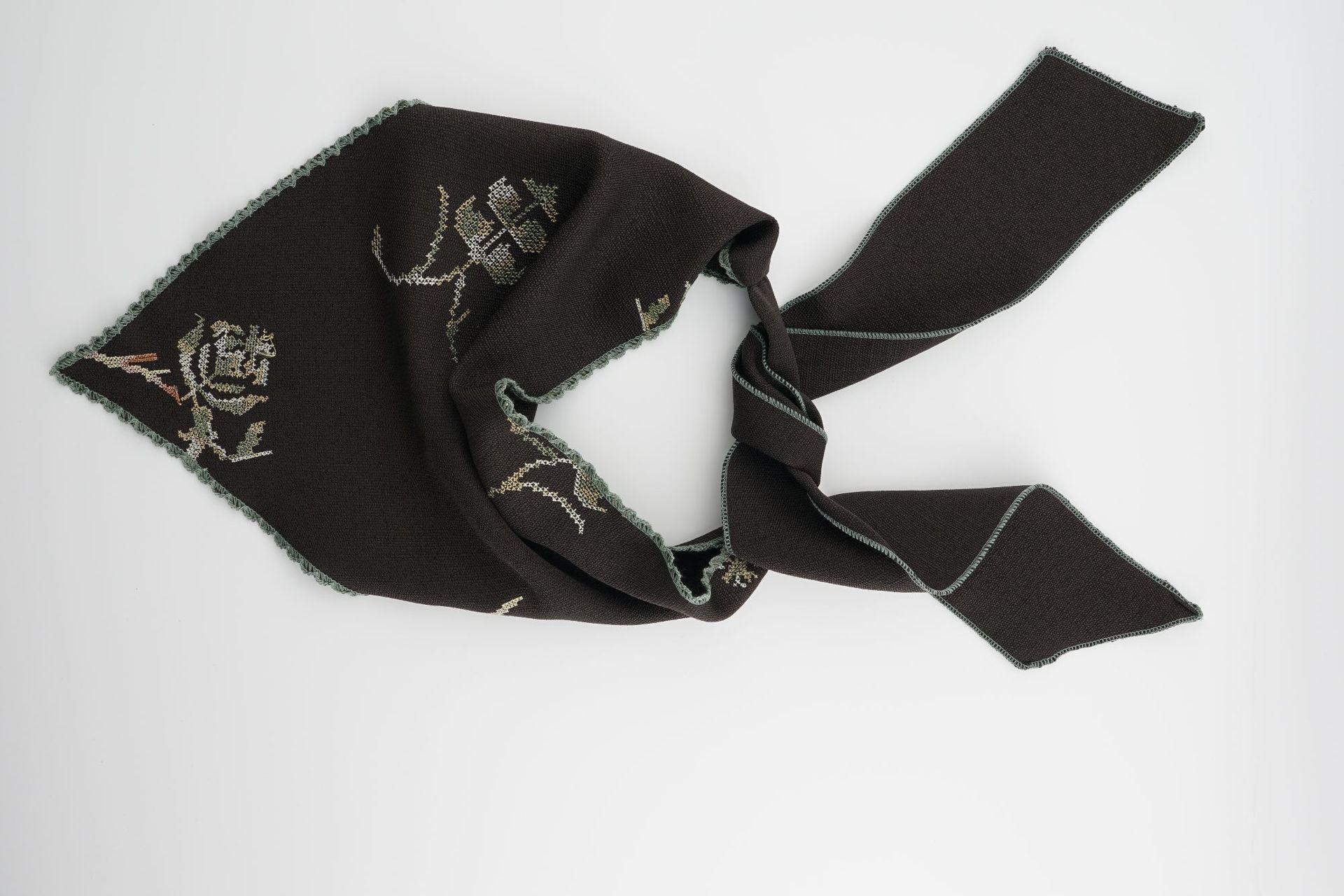 

Элегантный европейский ретро-шарф-треугольник из льна с розами - Универсальный, тонкий, стиль защиты шеи для женщин чёрный