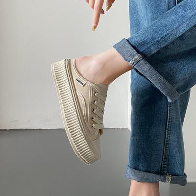 Les nouvelles chaussures d'été à semelle biscuit sont des chaussures en toile à plateforme à demi-traîne tendance et polyvalentes, des chaussures décontractées étudiantes