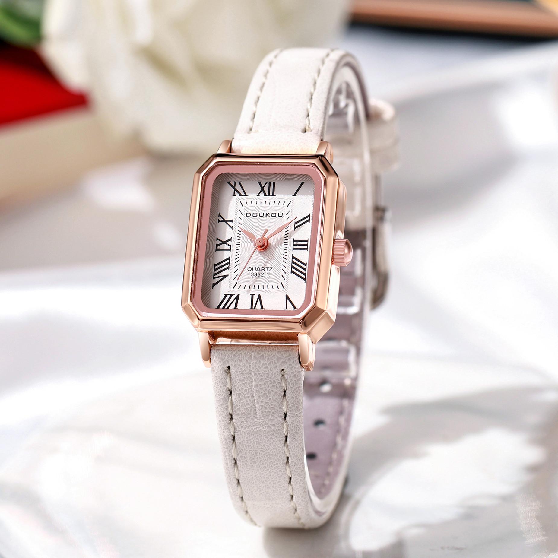 

Женские часы Прямоугольный корпус Золотой циферблат Кварцевые наручные часы Простые римские цифры Женские Черный ремешок Часы Винтажная мода Relogio