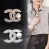 Broche Duplo C Elegante com Pérolas e Detalhe em Diamante - Acessório Elegante para Terno