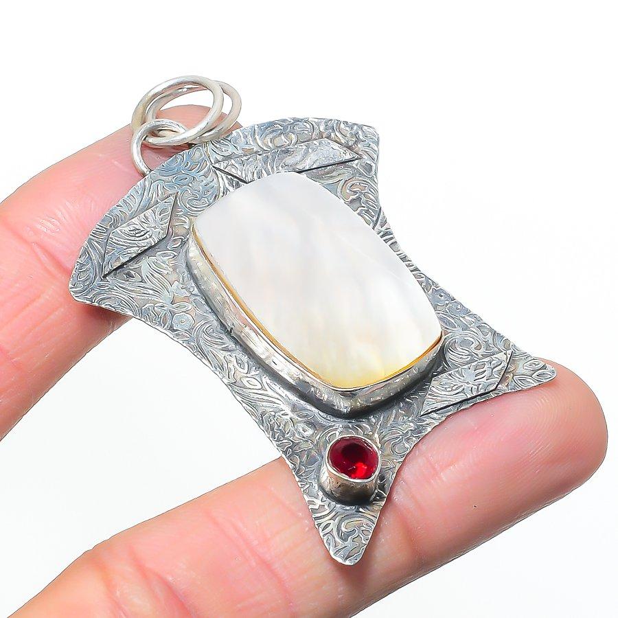 Natural Mother Of Pearl, Garnet 925 Sterling Silver Jewelry Pendant 2.56 AP-14557