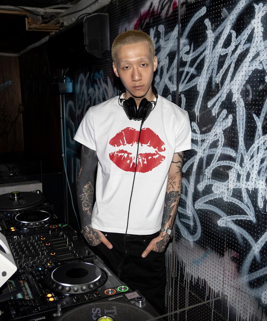 SHIRTMYLIPS Kiss Mark Rockstar Crop T-Shirt White