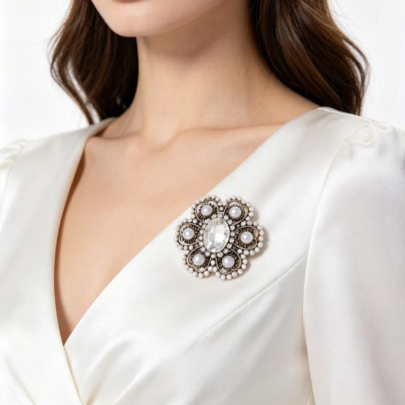 Baroque Style Brooches for Women with Rhinestones Pearls Unisex Design for Elegant or Formal Attire