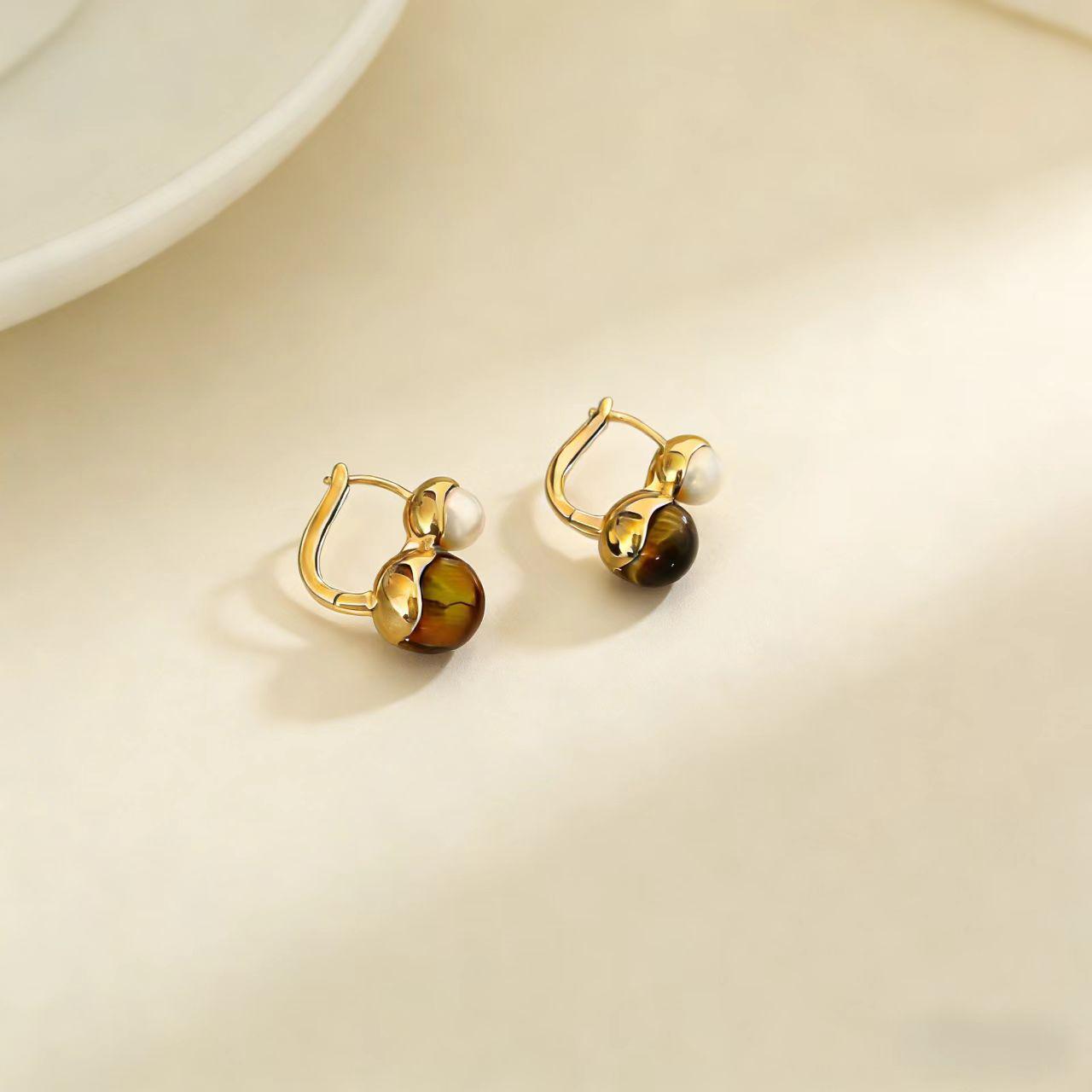 Exquisite Retro Pearl Stud Earrings: Trendy, High-End Fashion for Women золотой
