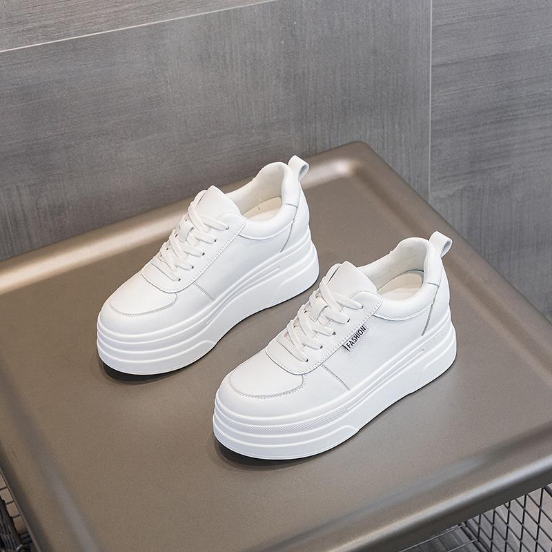 

2025 Новые женские белые повседневные спортивные туфли на толстой подошве, маленькие, увеличивающие рост, обувь-губка, полиуретановый материал 39