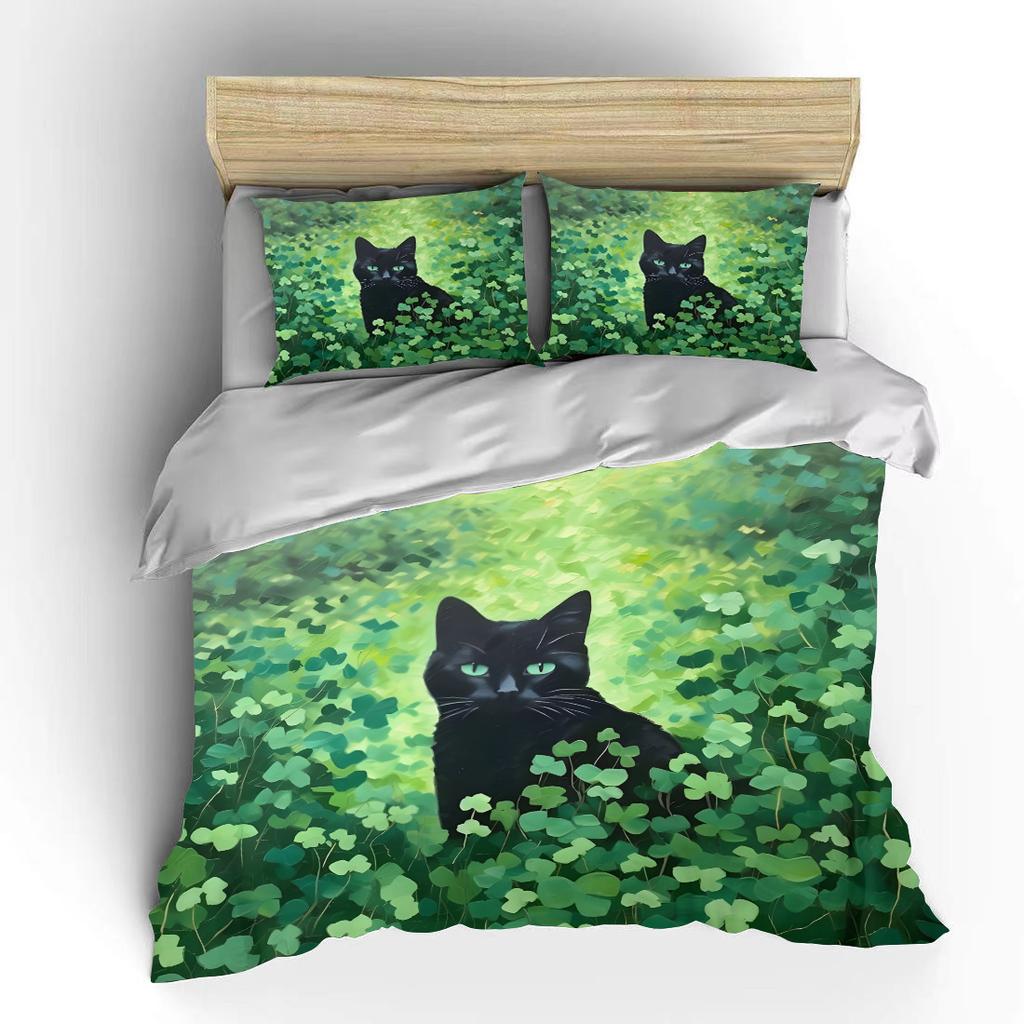 Schwarze Katze zwischen üppigen Kleeblättern Druck Bettwäsche Set 1 Bettbezug 2 Kissenbezüge Für Erwachsene Und Kinder Luxuriöses Geschenk Vollgröße