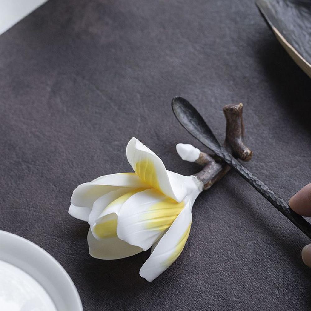 Ručně vyráběný keramický držák na tyčinkové kadidlo magnólie, elegantní domácí dekorace držák na kadidlo