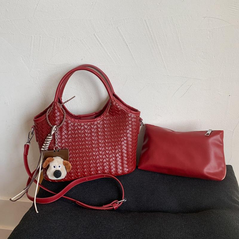 Korean version of fashionable portable bucket bag, new commuter large-capacity shoulder messenger bag, woven tote vegetable basket bag for women