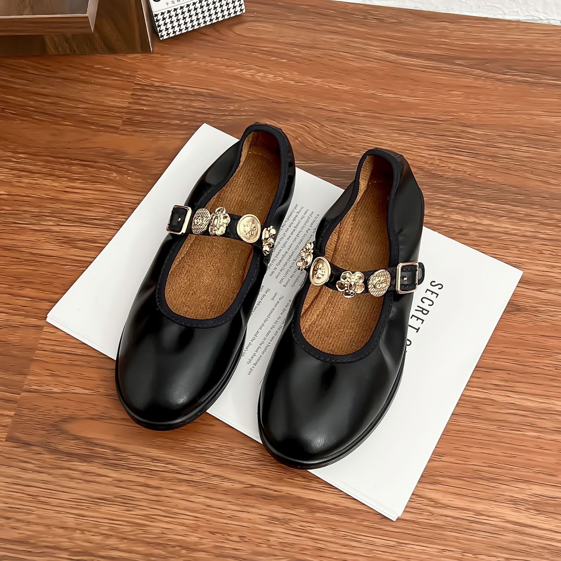 

Yuanlitong ретро одинарные туфли женские удобные из мягкой кожи с пряжкой-значком Мэри Джейн балетки женские маленькие ароматные туфли на мягкой подошве детские 40 чёрный