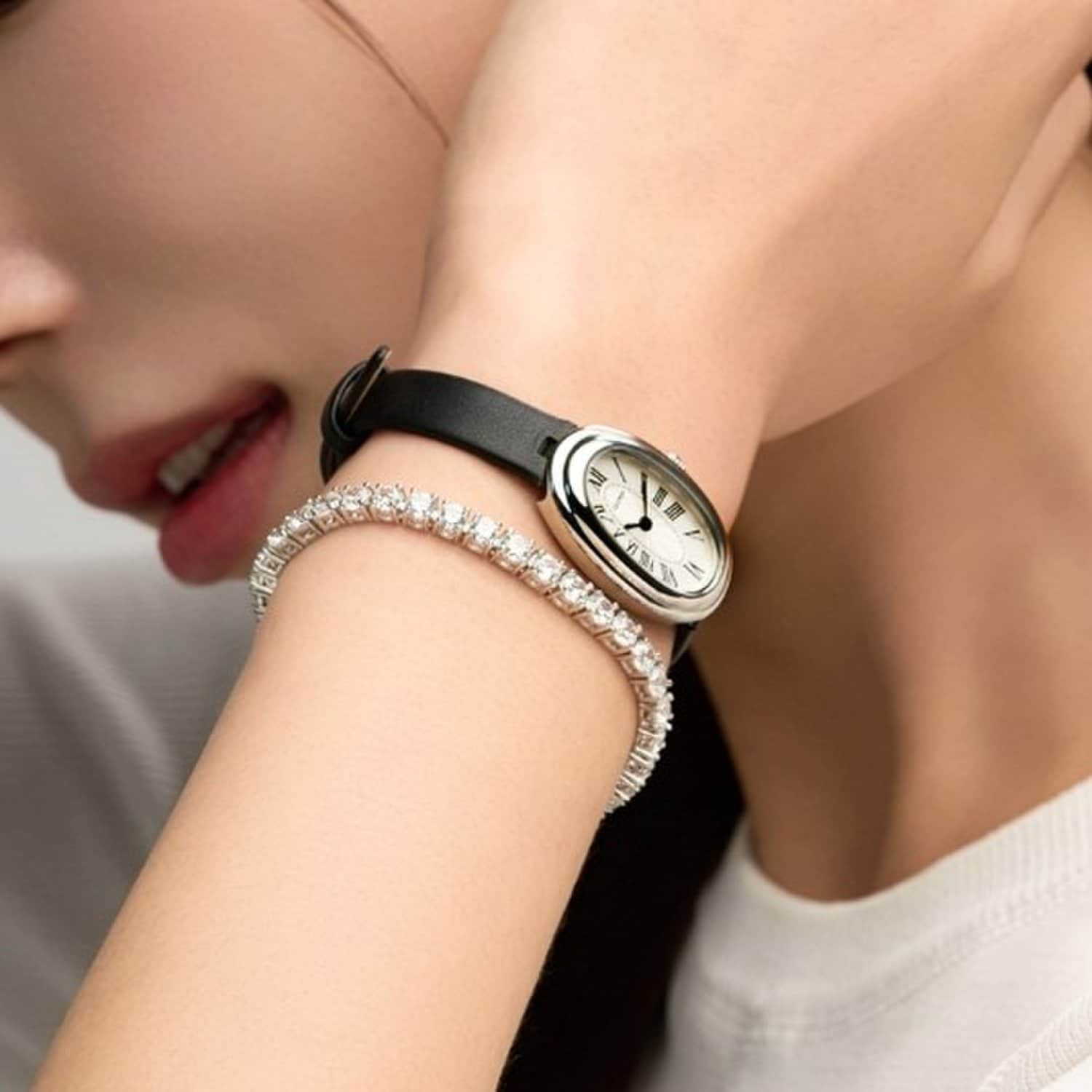 [LLOYD] Awesome Oval Watch – Black Solid LL2G25802XSB