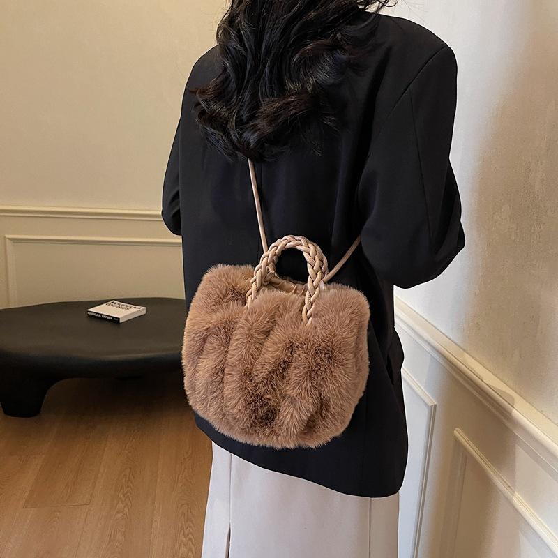 Autumn and Winter Super Fire Niche Furry Bag Women's 2025 New Versatile Messenger Bag Fashionable Portable Furry Bag