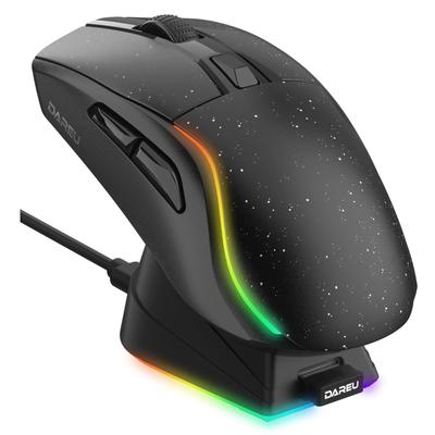 Herní myš DAREU A950 Wireless Symetric Light Wireless s RGB nabíjecím stojánkem vybavená senzorem 12000 DPI programovatelná rok výroby