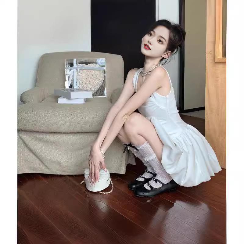 Malé bílé šaty na ramínka s francouzskými nabíranými rukávy - Sladká a pikantní krátká sukně