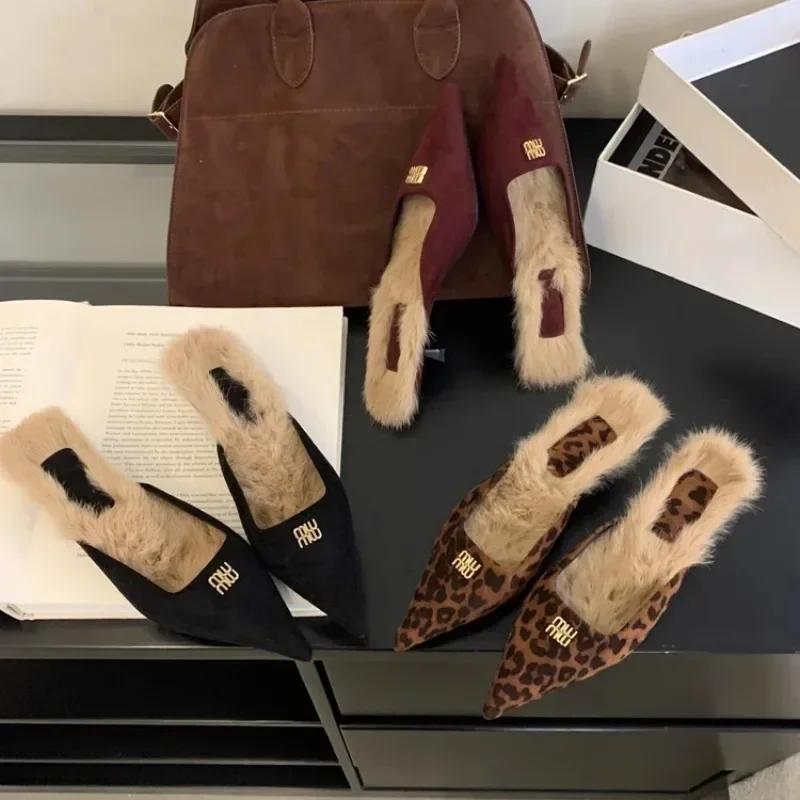 Sexy Pantofle s teplou plyšovou podšívkou a špičatou špičkou Dámské 2024 Podzim Luxusní design s kovovou špičkou Nízký podpatek Mules Boty pro ženy Plyšové mokasíny