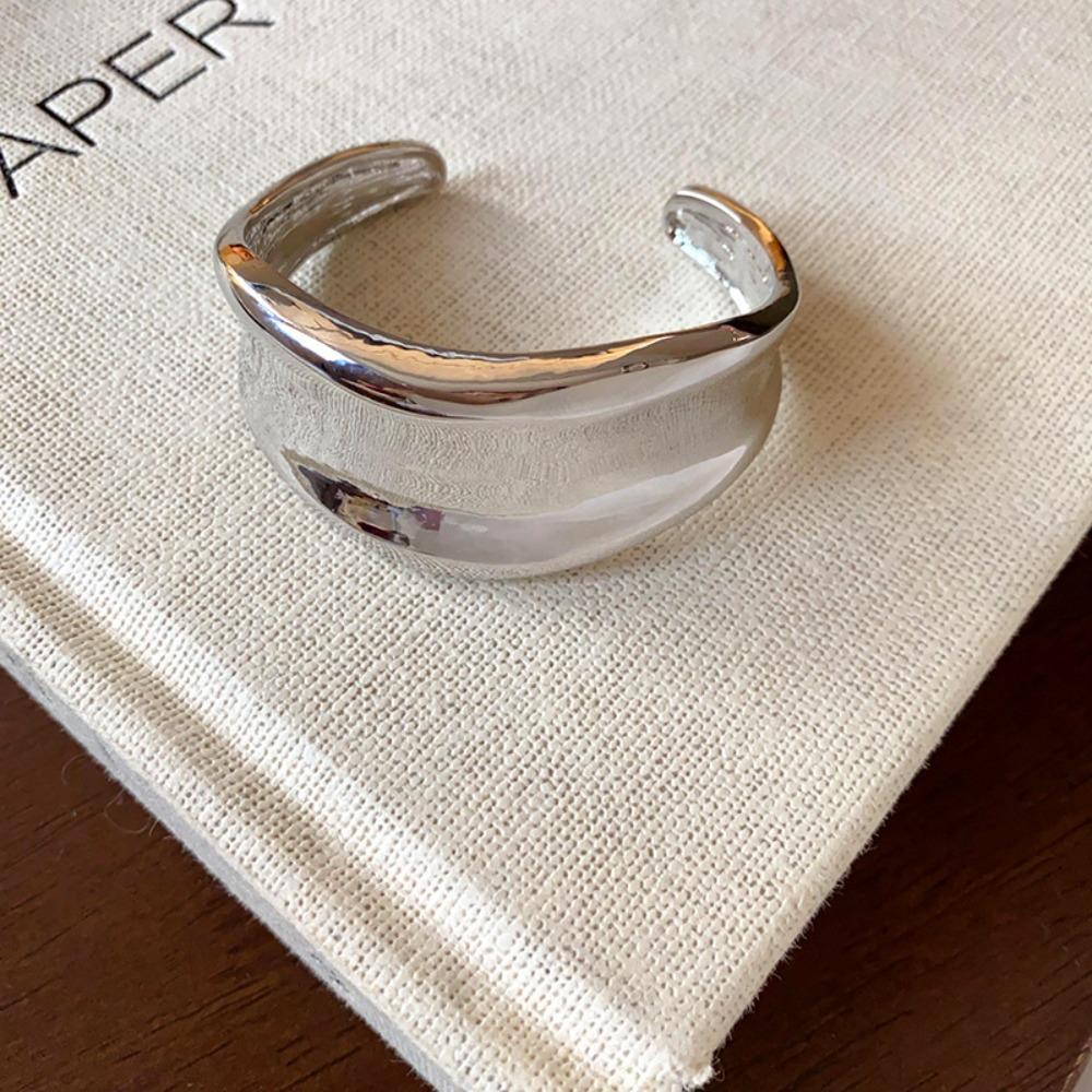 European and American Simple Bracelets, Arm Rings, Niche Cold Wind Temperament Bracelets, High-end Sense and Versatile Jewelry.