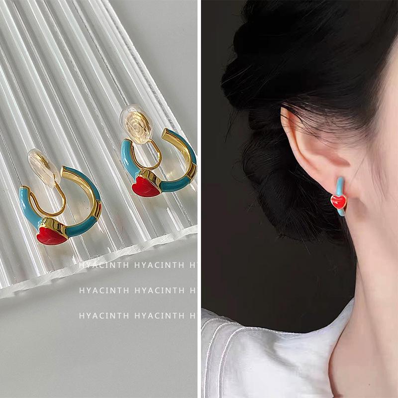 French Retro Pearl Clip-On Earrings: Mosquito Coil Design, Hong Kong Niche Style, No Piercing Needed, Women's High-End Fashion Accessories.