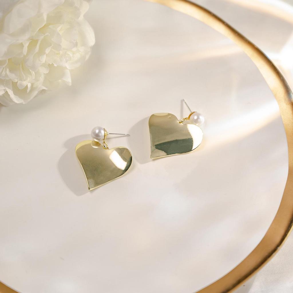 Silver Needle Minimalist Heart Dangle Earrings: Light Luxury Metal and Pearl Design for Women.