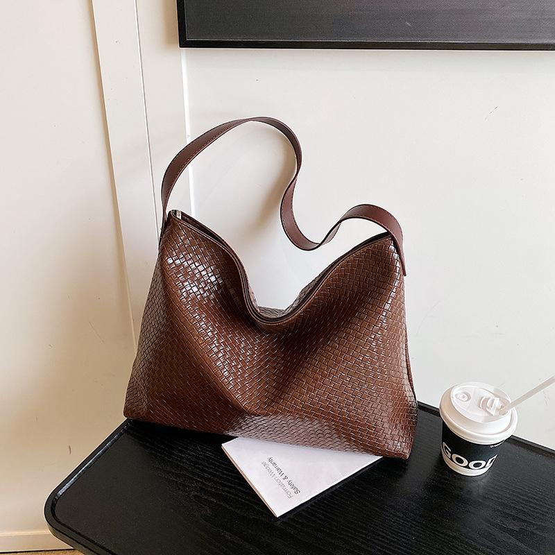 Vävd dumplingväska dam retro armhåleväska mångsidig stor kapacitet daglig pendlare axel toteväska