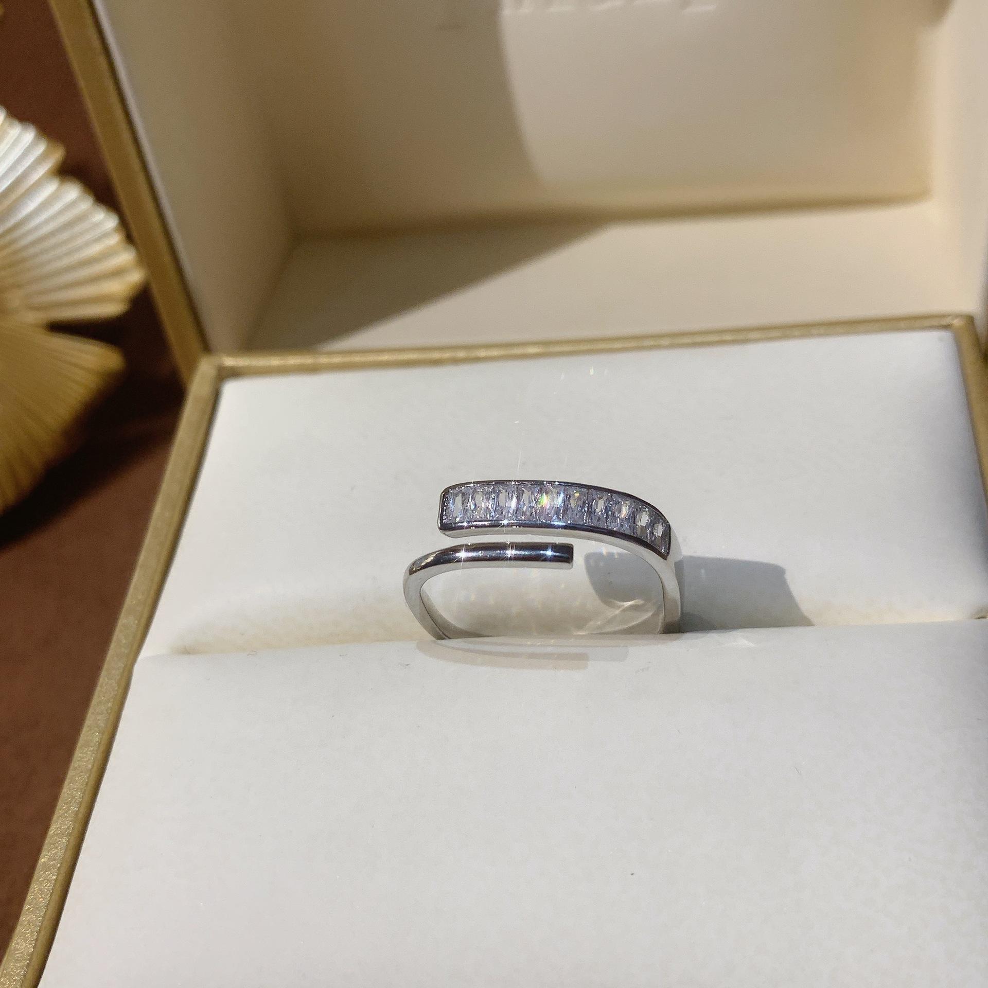 

Легкое роскошное полое кольцо в стиле ретро с цирконом и крестом с холодным и индивидуальным открытием, кольцо на указательный палец, универсальный наконечник