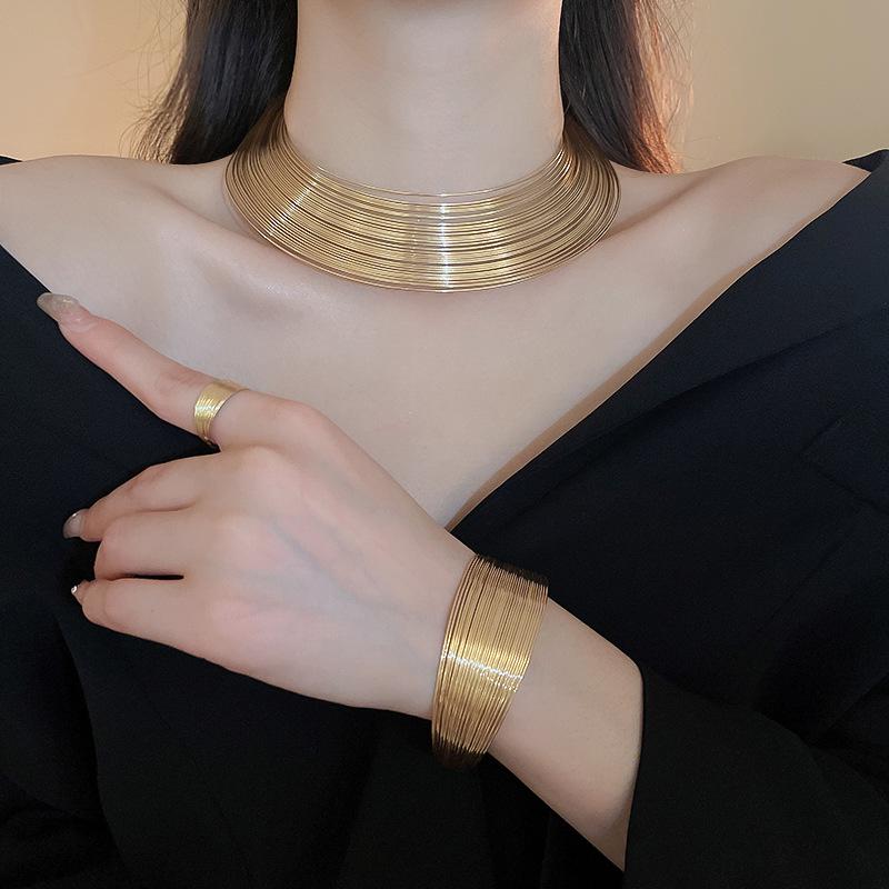 Europäischer & Amerikanischer Stil Geometrisches Mehrlagiges Metall-Halskettenset - Kaltes, Nischen- und Schickes Design für Frauen.