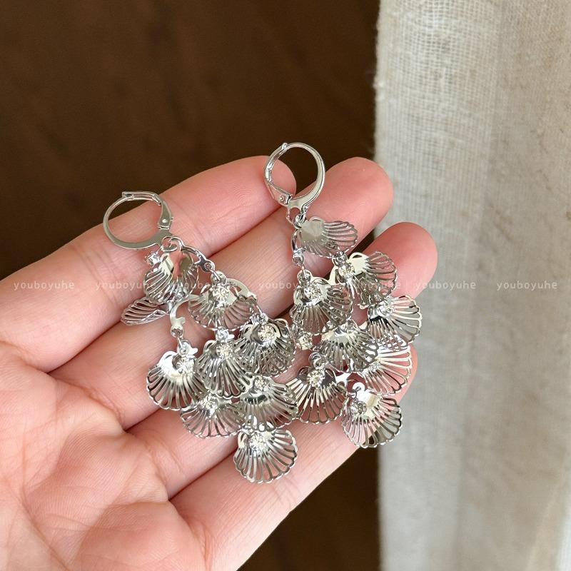

Hollowed-out Fan-shaped Sequined Shell Earrings for Women, Featuring A Light Luxury and Sophisticated Design. Ear Pendants. срібний