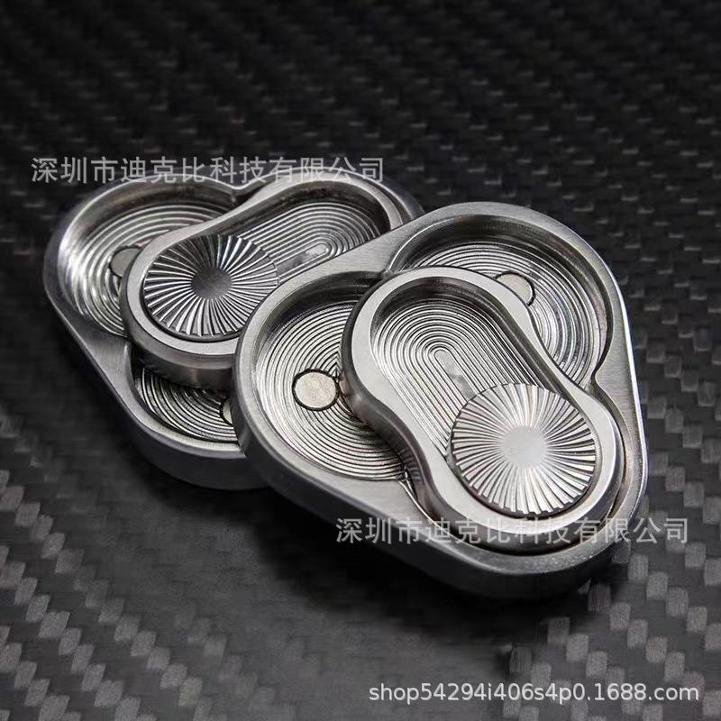 

Треугольная серебристая антистресс фиджет-карта: Портативная EDC Пуш-монета для складывания и релаксации чёрный