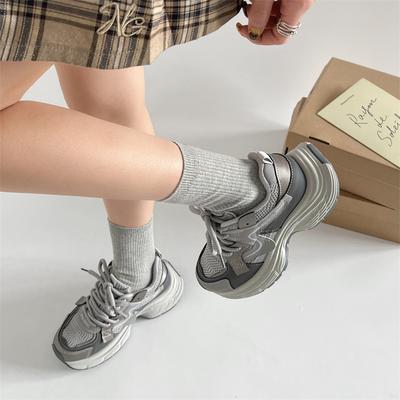 Tendência de moda mostra os pés, sapatos plataforma baixa estilo 'dad shoes', novos sapatos esportivos femininos 2025 primavera e outono, leves, com aumento de altura, versáteis