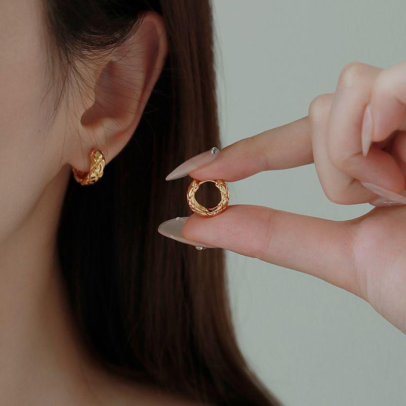 

и Американские Entry Lux Фантазийные серьги-капли воды Женские Дизайн для особых интересов Фантазийные серьги-пусеты Осенне-зимние Элегантные Самые продаваемые серьги [Golden small size] Quilted ear buckle