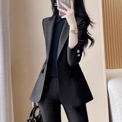 Completo da donna con blazer modellante in vita e pantaloni
