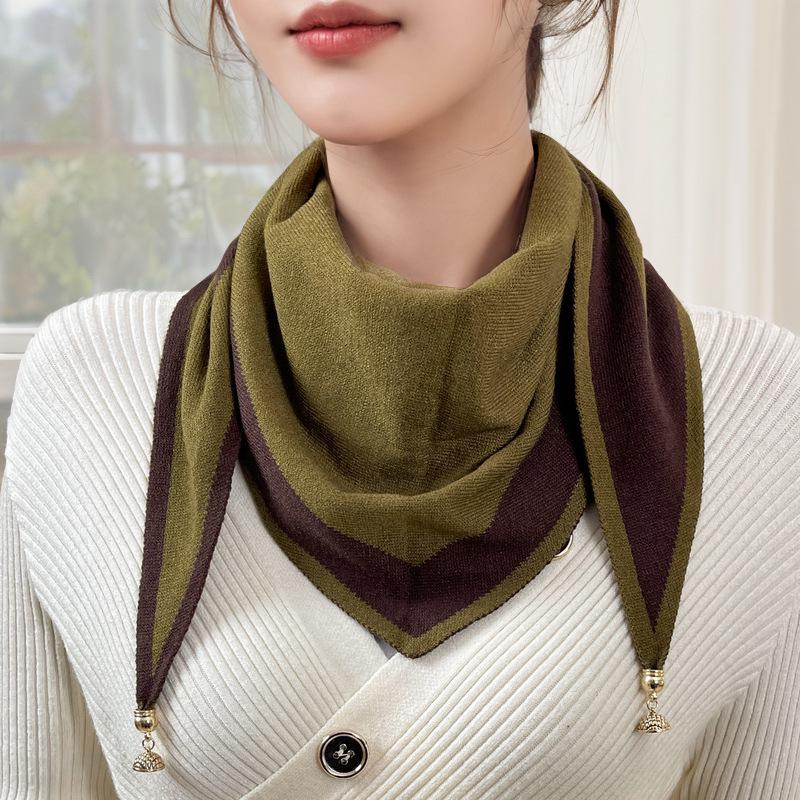 Festlicher Strickdreieckschal mit goldenen Akzenten: Warmer, vielseitiger Winter-Nackenwärmer