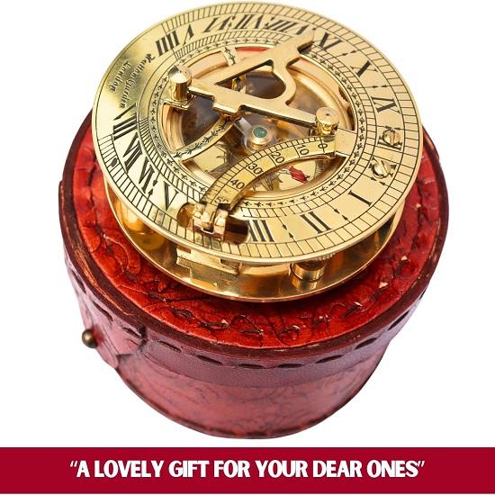 Instrument de navigație retro, cadou auriu nautic, vine într-o carcasă rafinată din piele cu granulație superioară, cu detalii complicate, cadran solar lustruit Steampunk