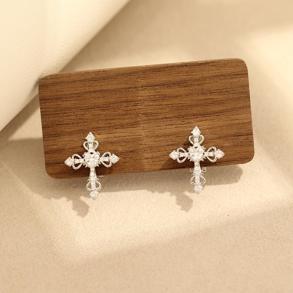 Novos brincos de cruz dourados e prateados com incrustação de pedra, de nicho europeu e americano, ear clips, brincos, presentes requintados e versáteis