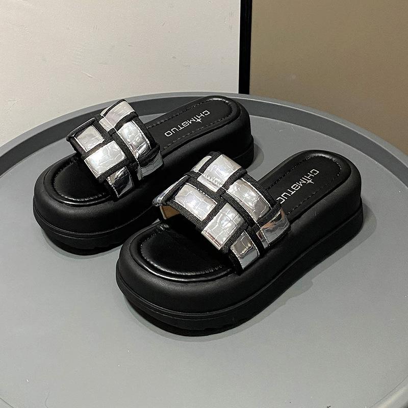 

Super fire temperament thick-soled cool slippers women s summer wear fashion 2025 new niche high-end going out beach shoes 40 серебряный
