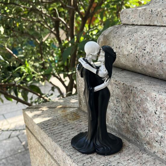 Skeleton Couple Kissing Figurine Romantic Skeleton Lovers Statue Resin Collectible Tabletop Ornament for Gothic Home Office Desk Decor