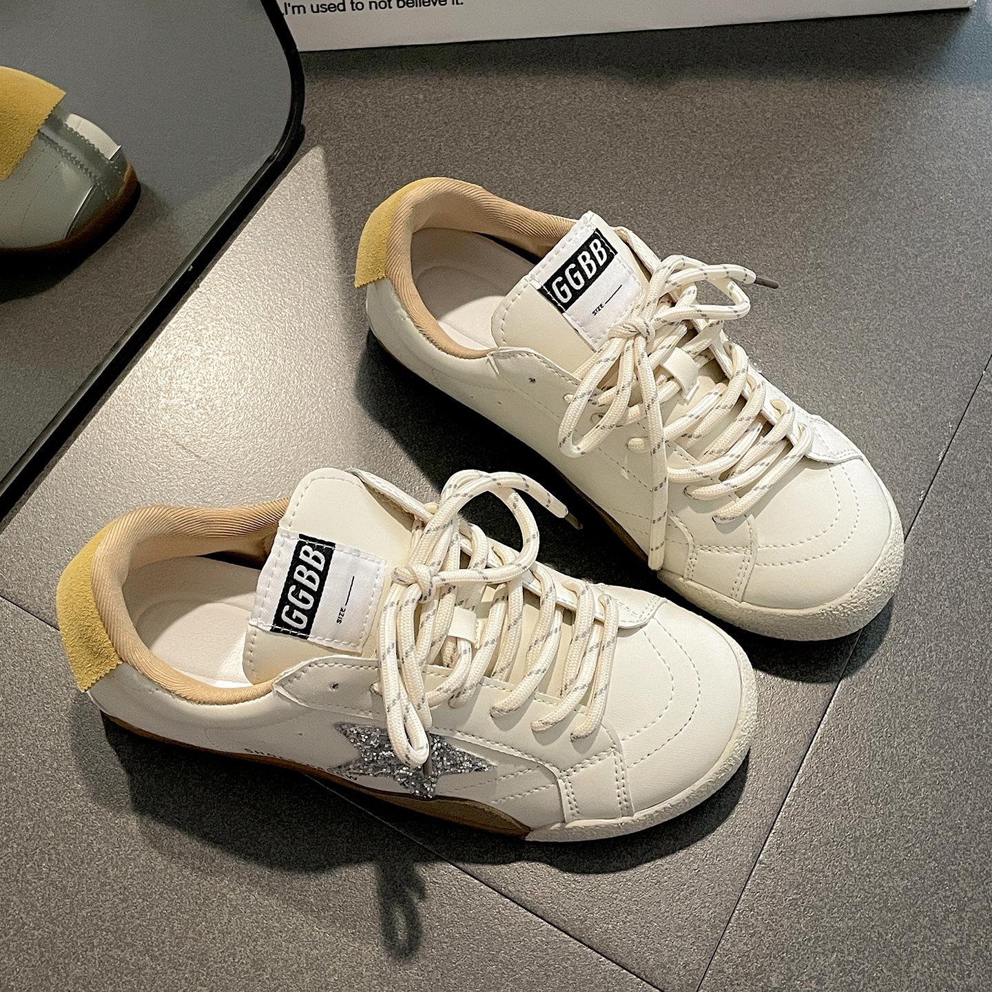 

Универсальные и легкие белые туфли на плоской подошве с внутренней платформой, увеличивающей рост, женские, лето 2025, новые популярные, для юбки, на мягкой подошве, повседневные, кеды 40