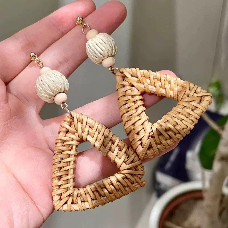 Boucles d'oreilles bohèmes en bambou rotin et pompons de coquillages pour femmes