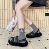 Zerrissene Socken Englische Bestickte Socken Damenstil Street Trend Mode Mittellange Baumwollsocken Einfarbige Sportartikelsocken für Damen