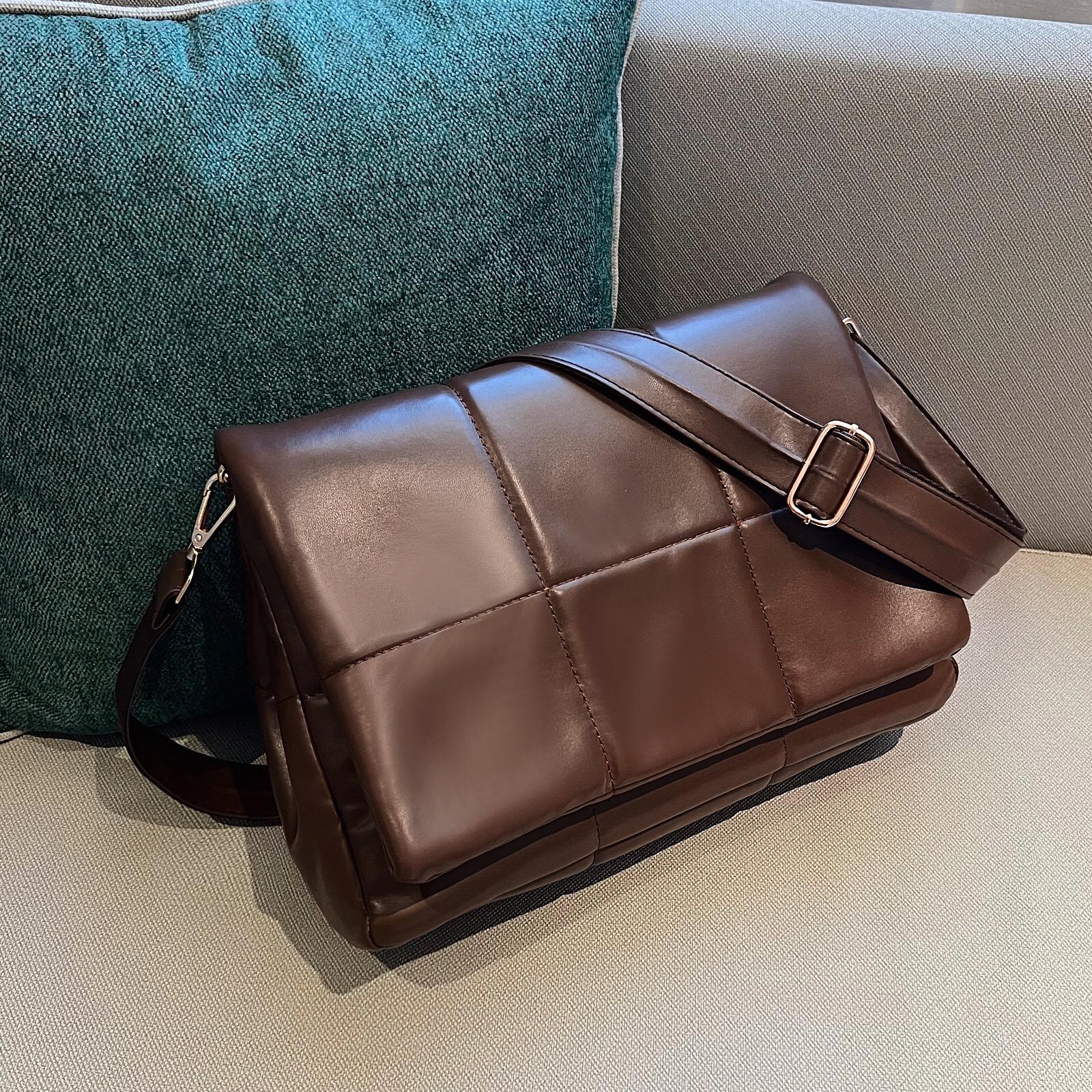 

Yogodlns Мягкая сумка через плечо из искусственной кожи с мягкой подкладкой и клапаном, женская зимняя сумка через плечо, большая вместительная пуховая сумка 33x10x22cm