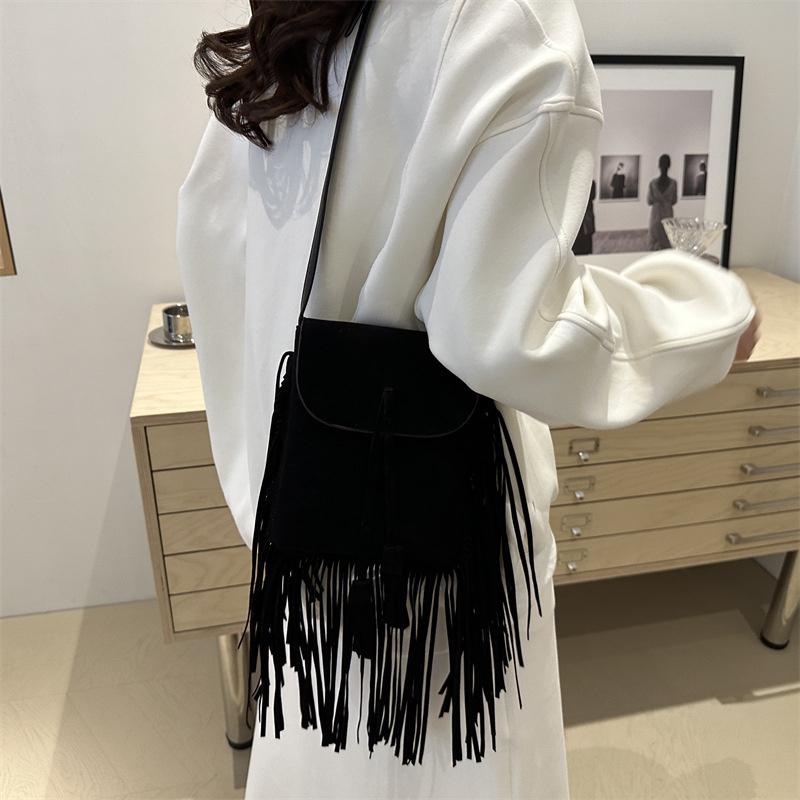 Chic 2024 Vintage Commute Fashion Handbag With Eye-catching Fringe Details