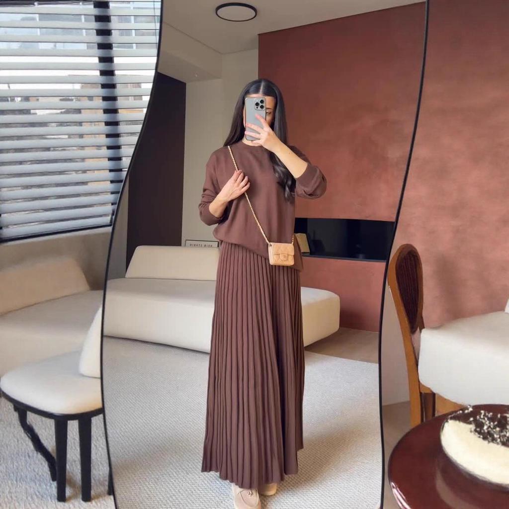 Autumn 2025 Women's Knit Sweater with Round Neck & Long Sleeve Pleated Skirt - Casual & Elegant