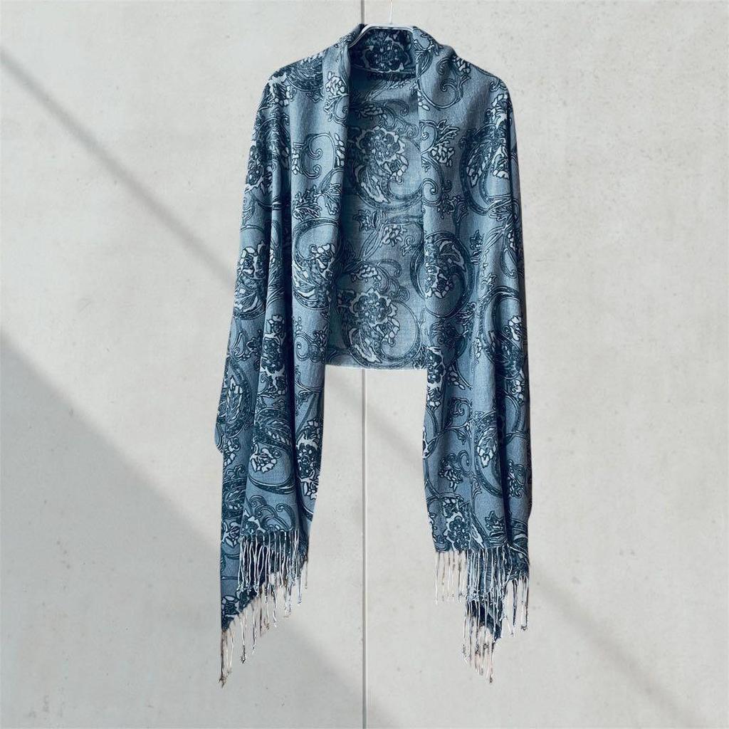 Used Beautiful condition, 100% cashmere, paisley pattern, large, thin, UV protection, gray
