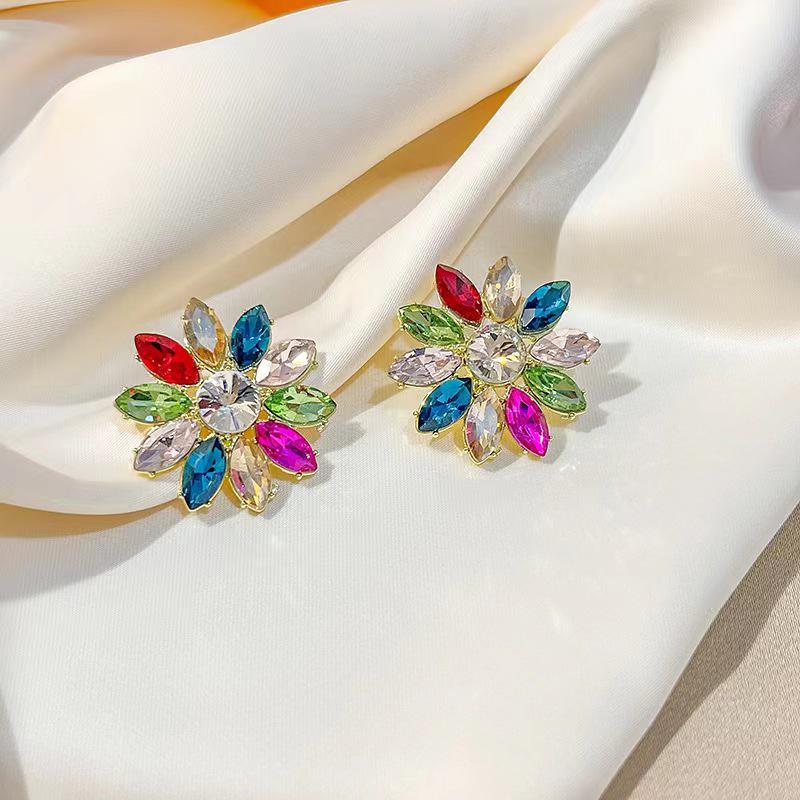 2025 Elegant Women's Emerald Leaf Crystal Stud Earrings