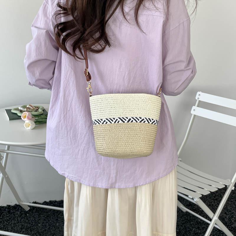Women Summer Striped Straw Crossbody Bag Lightweight Woven Shoulder Bag for Beach and Holiday Events